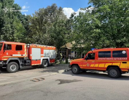 Біля “АТБ” по вулиці Попова обгородили територію: хто і що будує