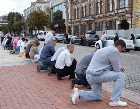 У Кропивницькому зробили тюльпан з автівок до 8 Березня. ФОТО. ВІДЕО