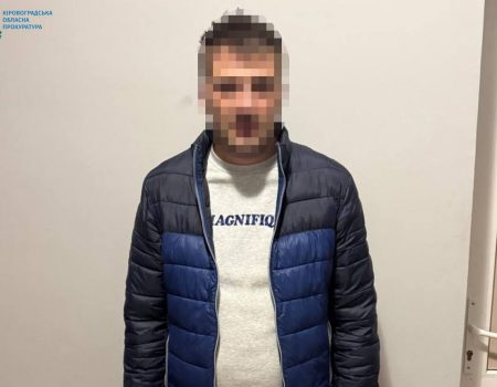 На Кіровоградщині автівка з 6 людьми у салоні вилетіла в кювет і перекинулась. ФОТО