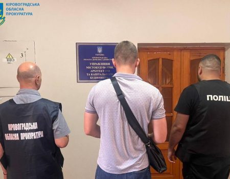 У Кропивницькому народний герой України та волонтерка підняли Державний прапор. ФОТО