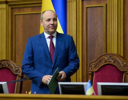 У Кропивницькому водія, який мало не в’їхав у дитину біля під’їзду, позбавили водійських прав. ВІДЕО