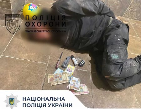 У Кропивницькому затримали чоловіка, який проник у чужий будинок через вікно. ФОТО
