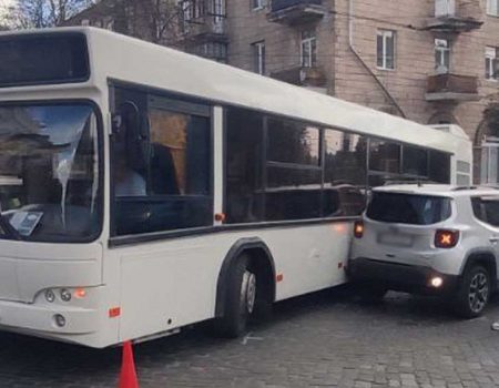 У Кропивницькому зіткнулися міський автобус та легковик. ФОТО