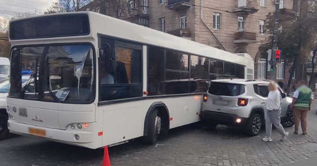 У Кропивницькому зіткнулися міський автобус та легковик.