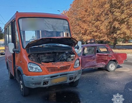 У Кропивницькому зіткнулися легковик і маршрутка. ФОТО