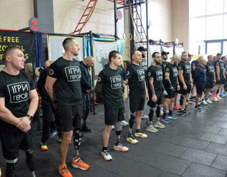 У Кропивницькому дерево впало на проїжджу частину